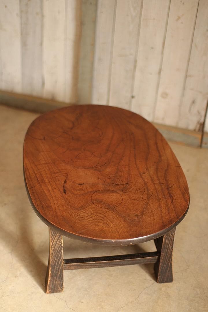 古いオーバル型の小ぶりなテーブル　ちゃぶ台