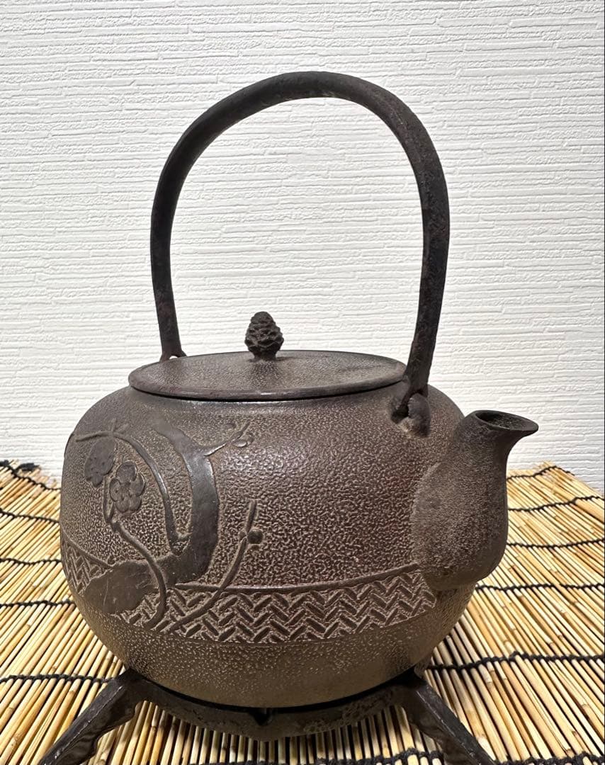 未使用品 山形鋳物師 横倉嘉山作 平鉉梅文様　南部鉄瓶　南部鉄器　調理器具　鉄瓶