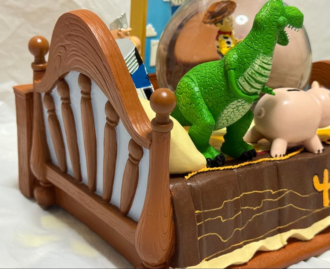 トイストーリー ベッド型 オルゴール付きスノーグローブ