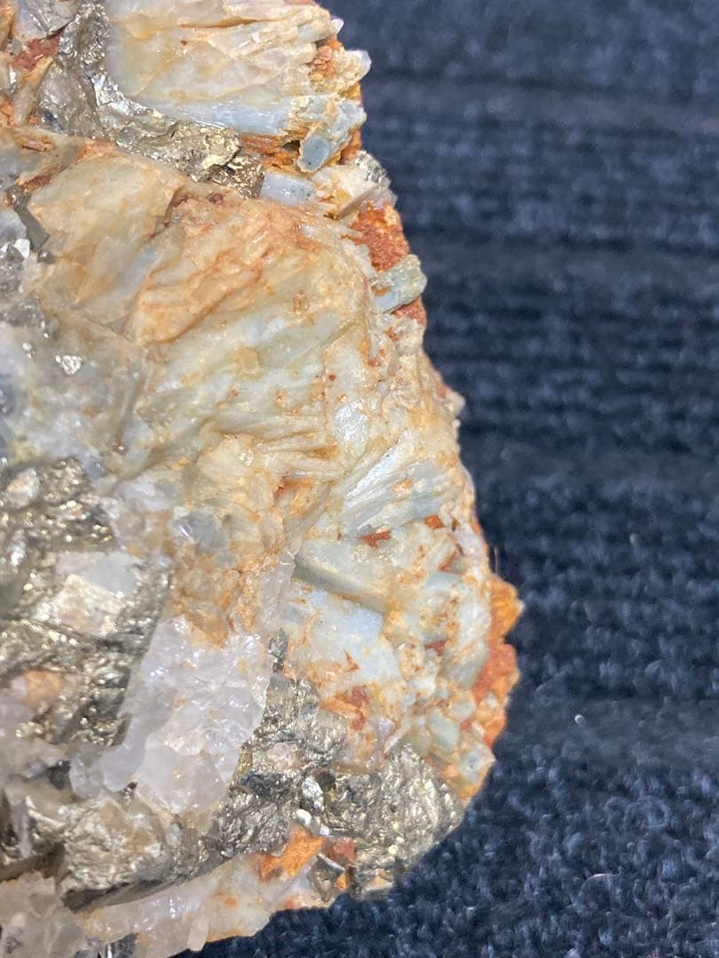 金鉱石　鉱物標本　鉱石