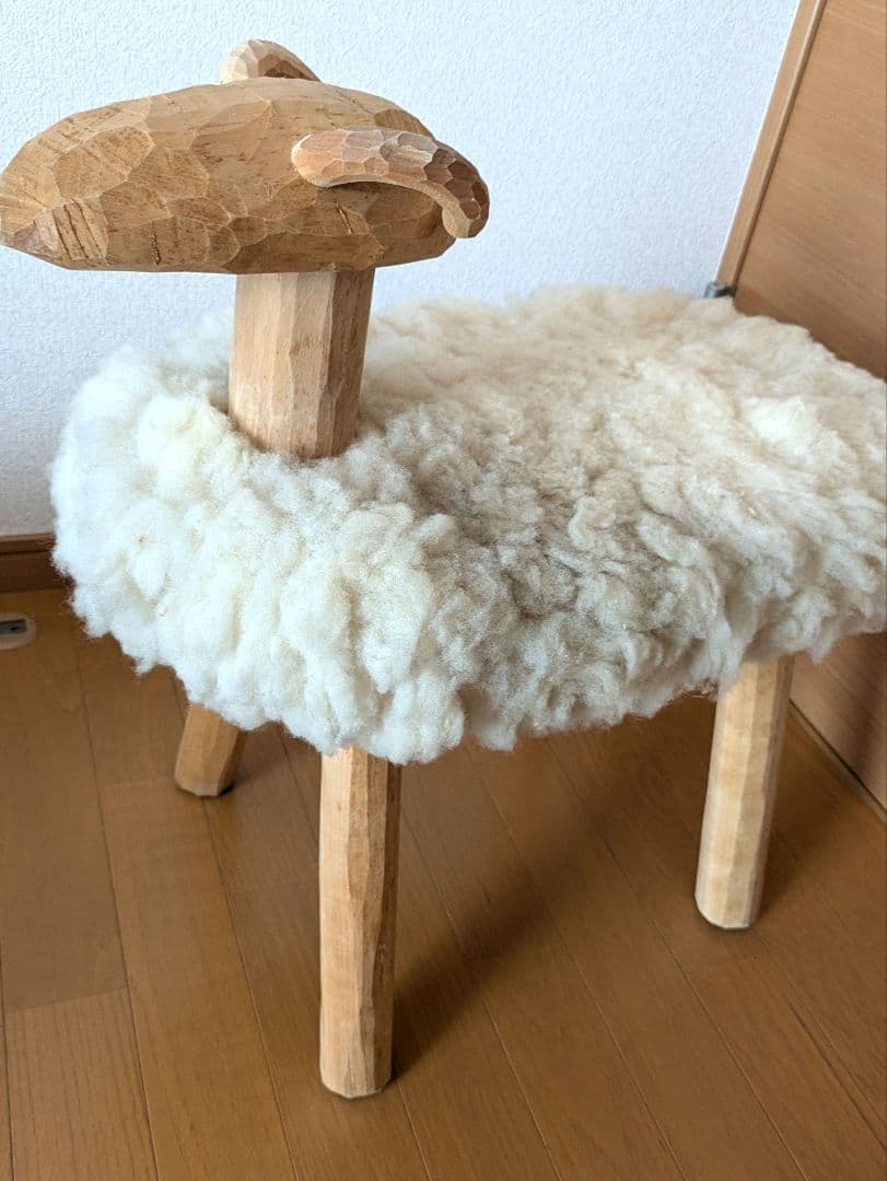 羊の木製スツール
