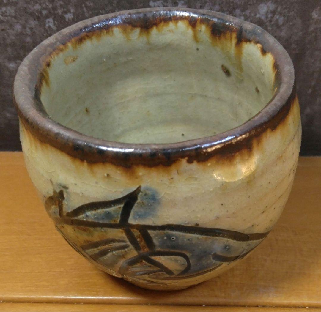 人間国宝 金城次郎 古酒呑 栞 共箱 無傷 壷屋焼 やちむん 希少笑魚二匹紋