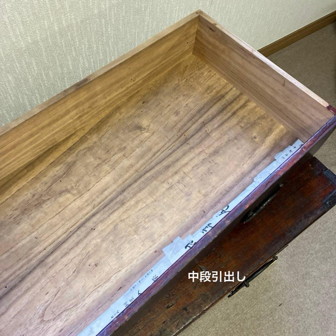 アンティークな刀箪笥（外枠概寸　Ｗ１１６㌢、Ｈ４１㌢、Ｄ３３㌢）