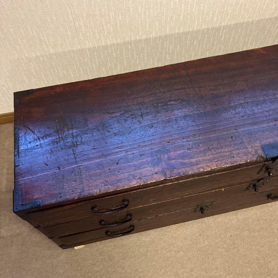 アンティークな刀箪笥（外枠概寸　Ｗ１１６㌢、Ｈ４１㌢、Ｄ３３㌢）