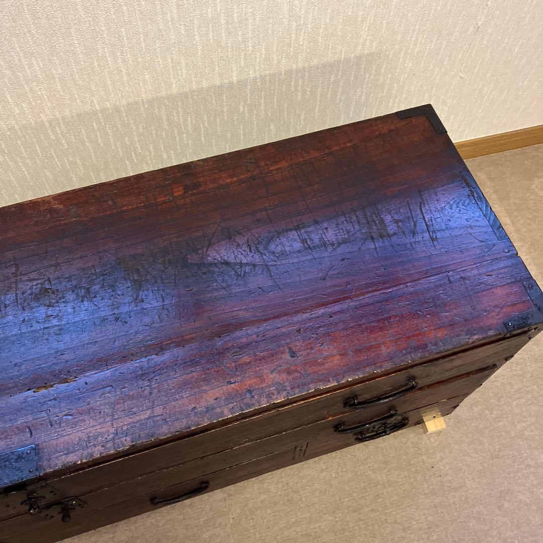 アンティークな刀箪笥（外枠概寸　Ｗ１１６㌢、Ｈ４１㌢、Ｄ３３㌢）