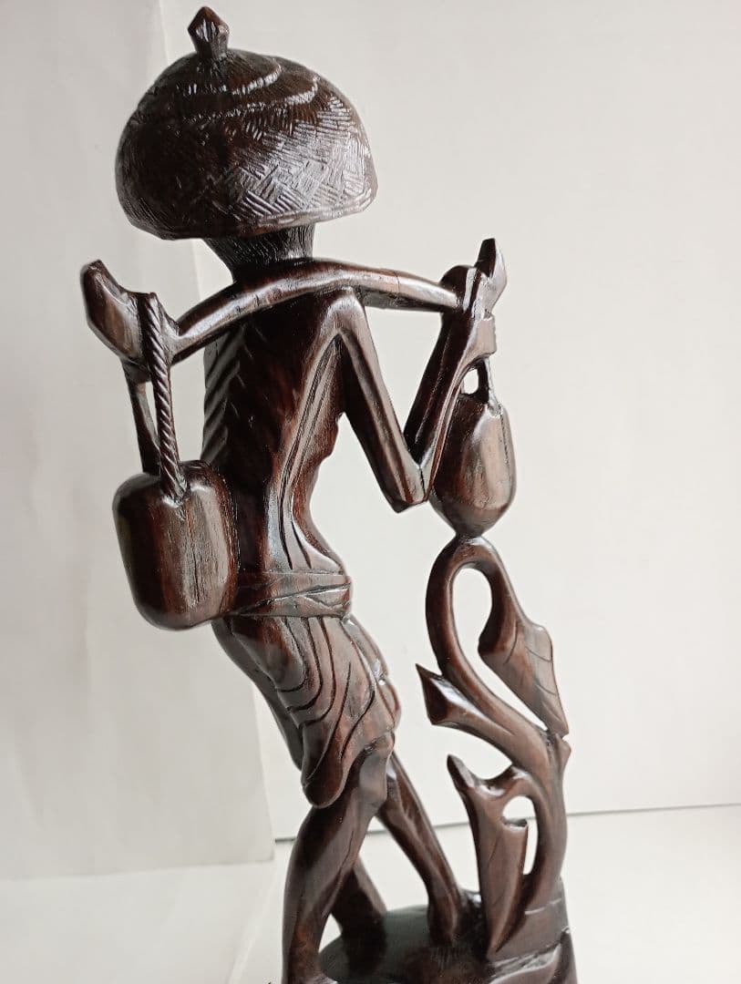 木彫り(工芸品) 「天秤棒を担ぐ老人」