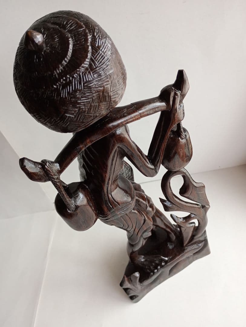 木彫り(工芸品) 「天秤棒を担ぐ老人」