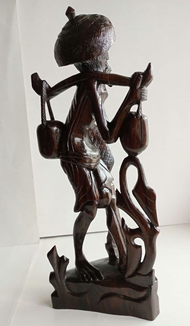 木彫り(工芸品) 「天秤棒を担ぐ老人」