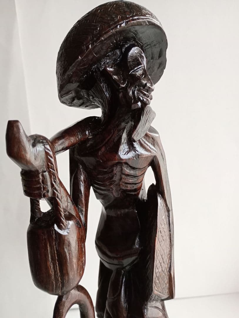 木彫り(工芸品) 「天秤棒を担ぐ老人」