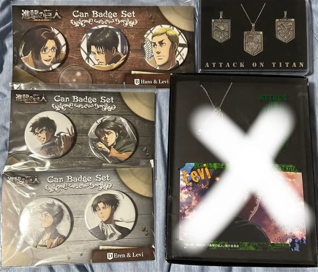 リヴァイ　エルヴィン　進撃の巨人　缶バッジ　ポストカードアルバム