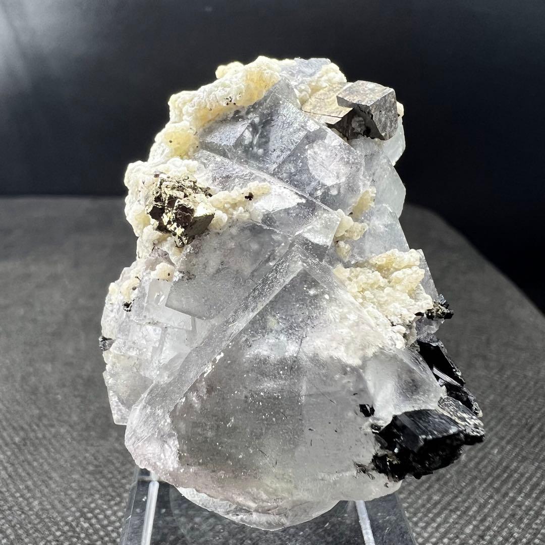 ヤオガンシャン産　ウルフラマイト、パイライト共生　カラーレスフローライト