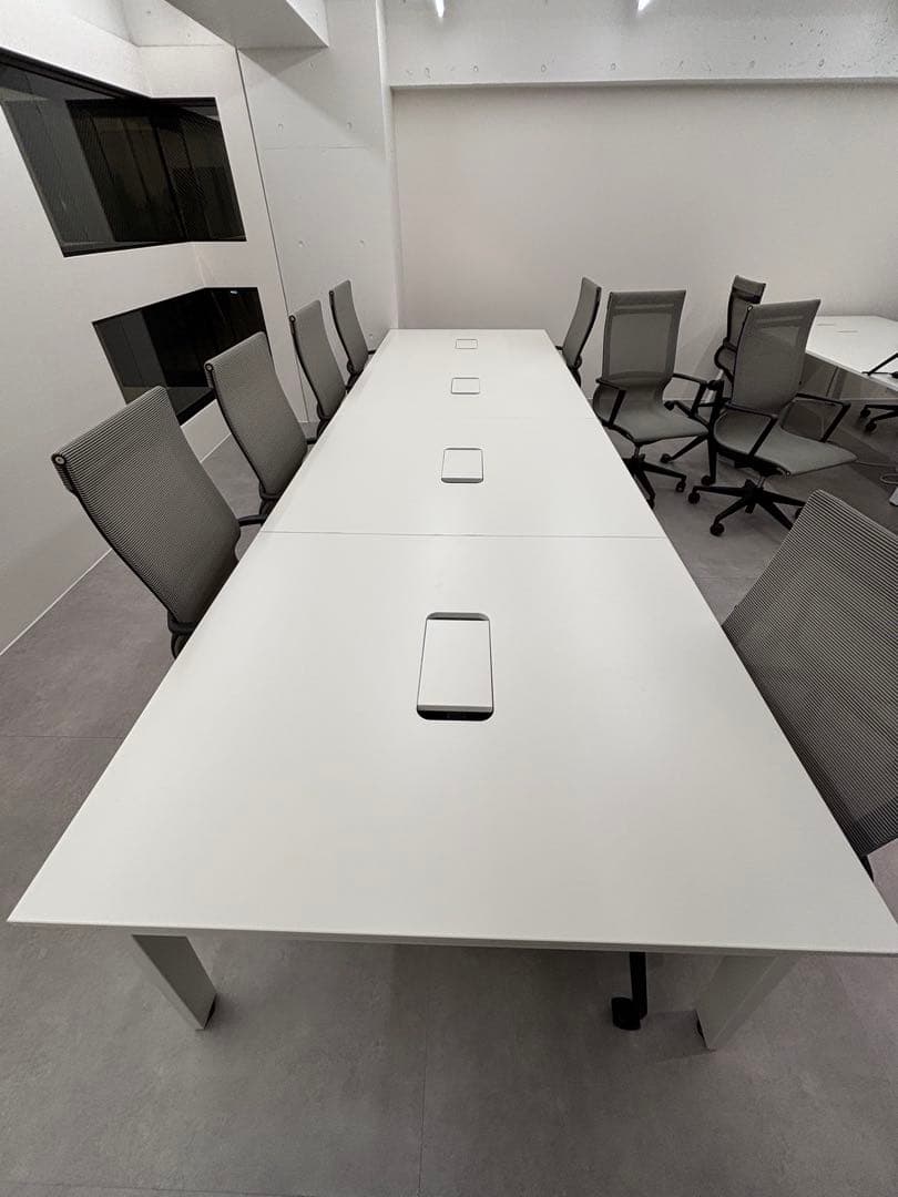 オフィスデスク（8人用）ホワイト　フリースタイルデスク配線収納付き