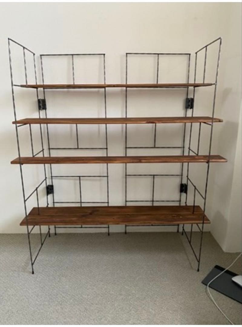 木製棚板とアイアンフレームのオープンシェルフ