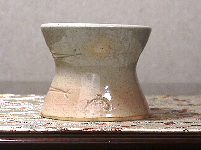 萩焼　表千家十三世即中斎宗左花押　松葉　蓋置　無傷　保護箱。