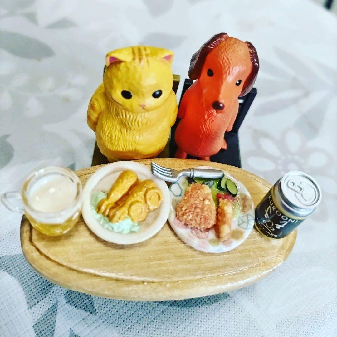 メタボな黃トラさんとダックスのカップル、揚げものが好き！