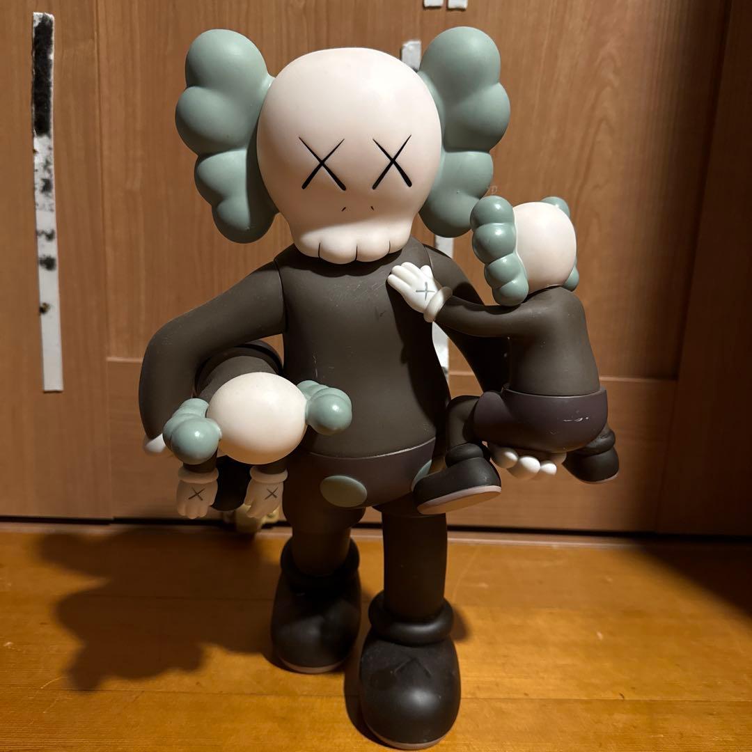 Kaws Companion フィギュア グレー ブラック フェイク品
