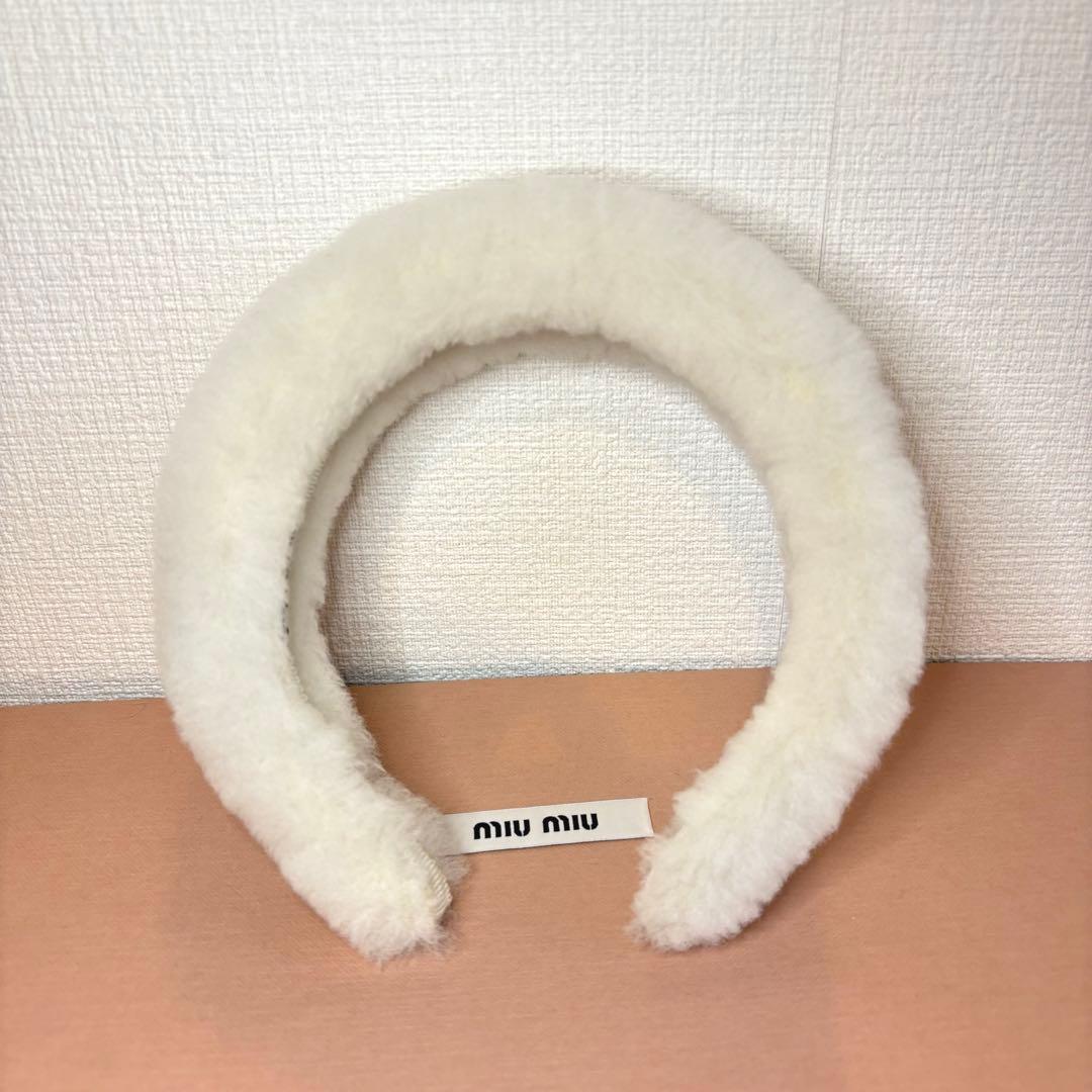 ミュウミュウ miumiu ホワイト ムートン ファー カチューシャ ヘア 白