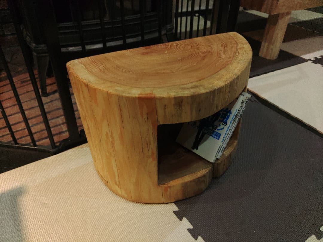 杉の半割り丸太のくりぬきスツール