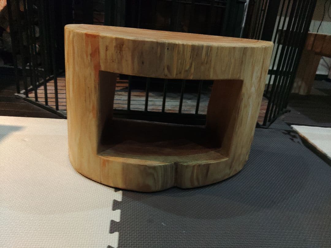 杉の半割り丸太のくりぬきスツール