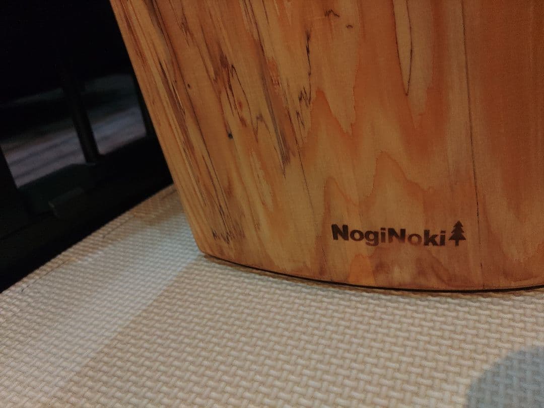 杉の半割り丸太のくりぬきスツール