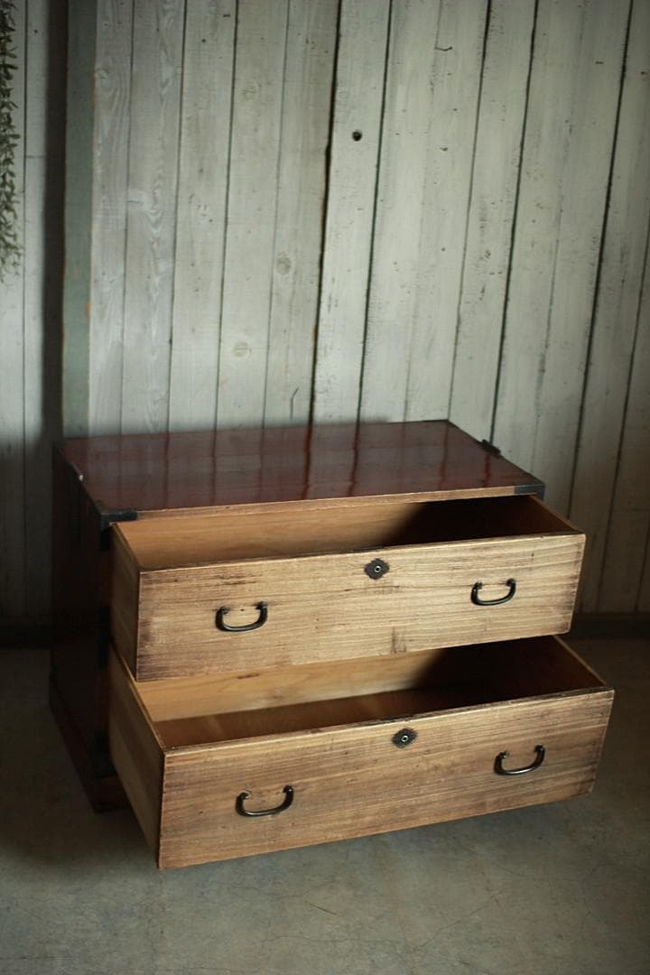 古く味のある木製の引き出し2段　チェスト　桐箪笥　タンス　古家具　古民家