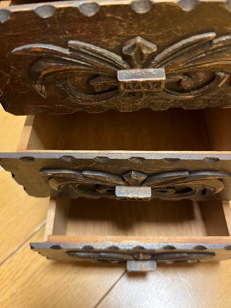 木製キャビネット 3引き出し 彫刻デザイン　アンティーク　レトロ