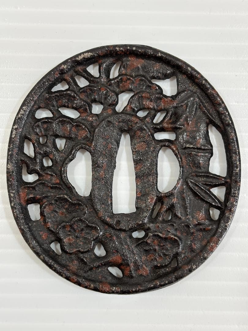 鍔(つば) 鉄製　日本刀　松竹梅　アンティーク