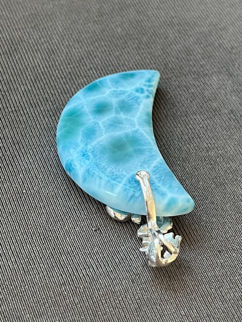 天然石☆高品質！ラリマー大きめ月型ペンダントトップ☆シルバーお魚デザインバチカン