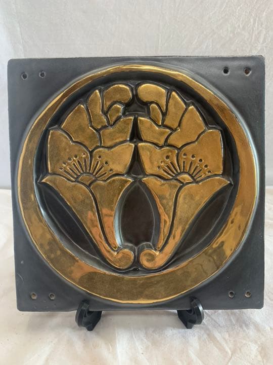 丸に抱き花杏葉　金焼物　家紋