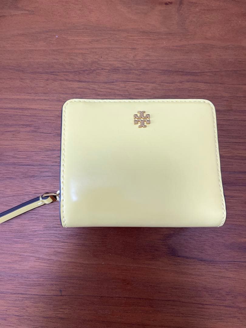 最終お値下げ　半額以下　トリーバーチ　イエロー レザー 二つ折り財布 新品