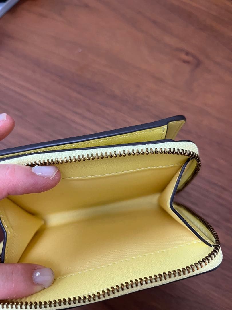 最終お値下げ　半額以下　トリーバーチ　イエロー レザー 二つ折り財布 新品