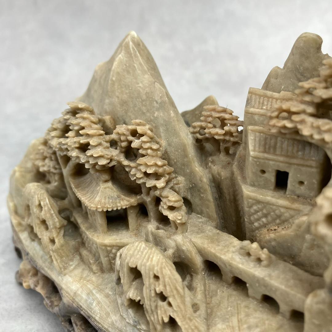 寿山石の彫刻　楼閣山水風景　ジオラマ　中国美術　天然石　水雕　ガラスケース付き