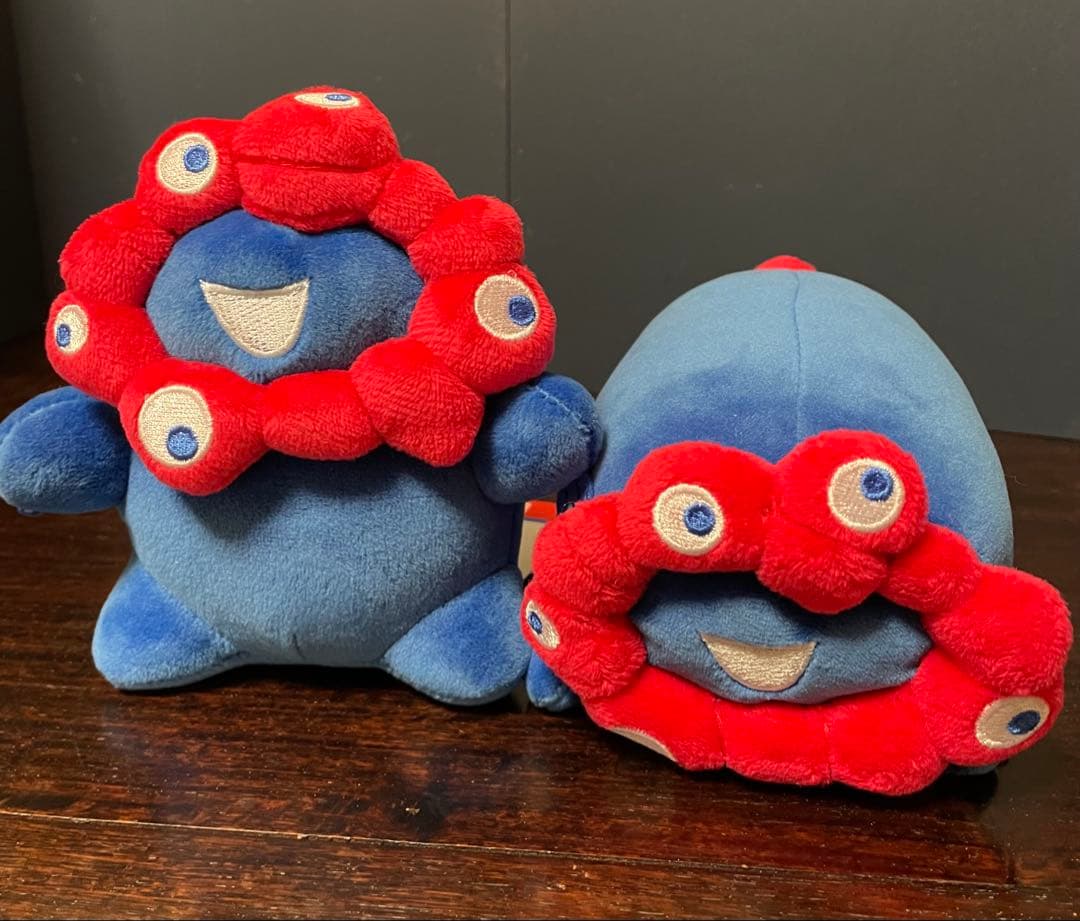 ミャクミャク　もっちり　ぬいぐるみ　立　横