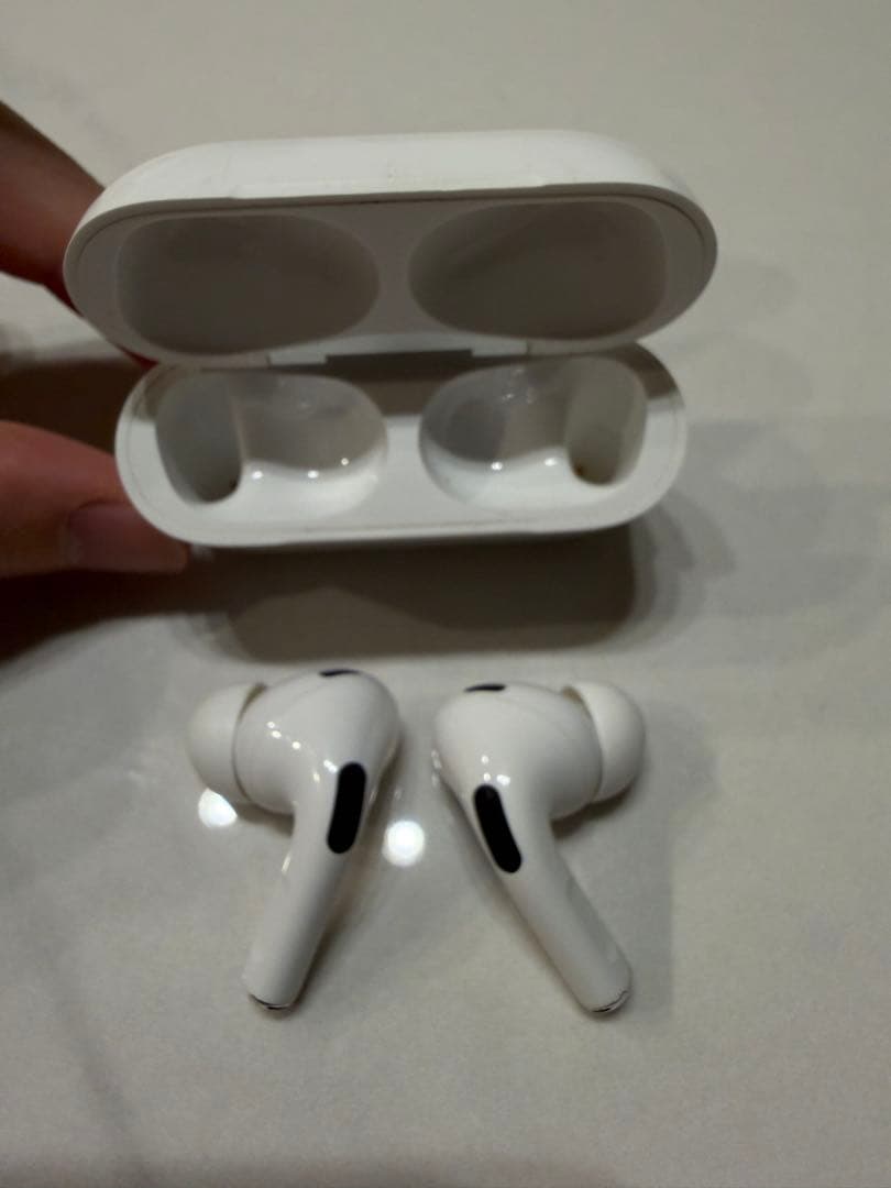 AirPods Pro(第2世代) MagSafe対応+ Spigenケース付き