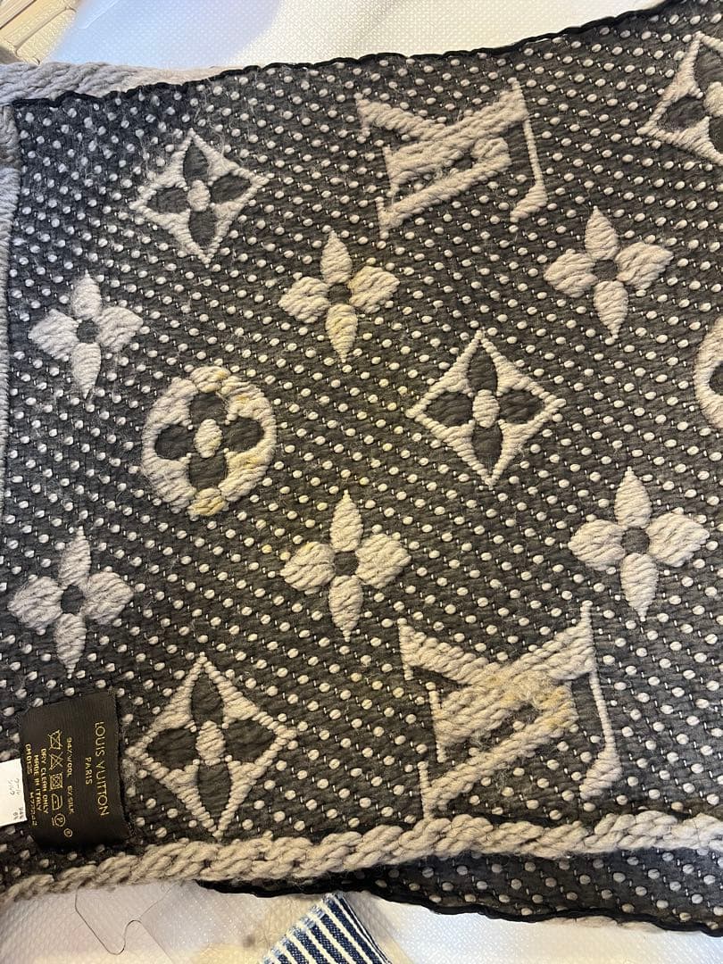 Louis Vuitton グレー マフラー ロゴマニア モノグラム おしゃれ