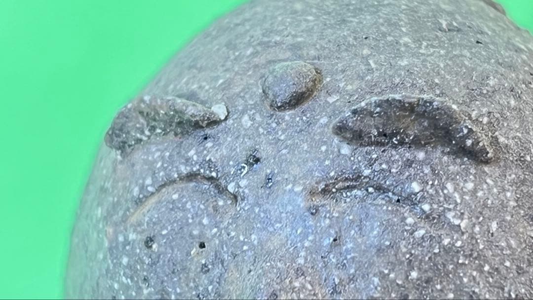 村長自画像　陶器製の口を開けた人形 約10cm カケ有り