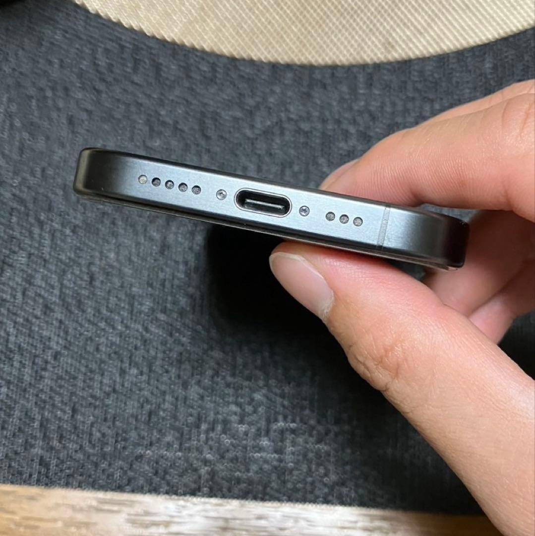 iPhone 15 Pro ブラックチタニウム　128GB 美品