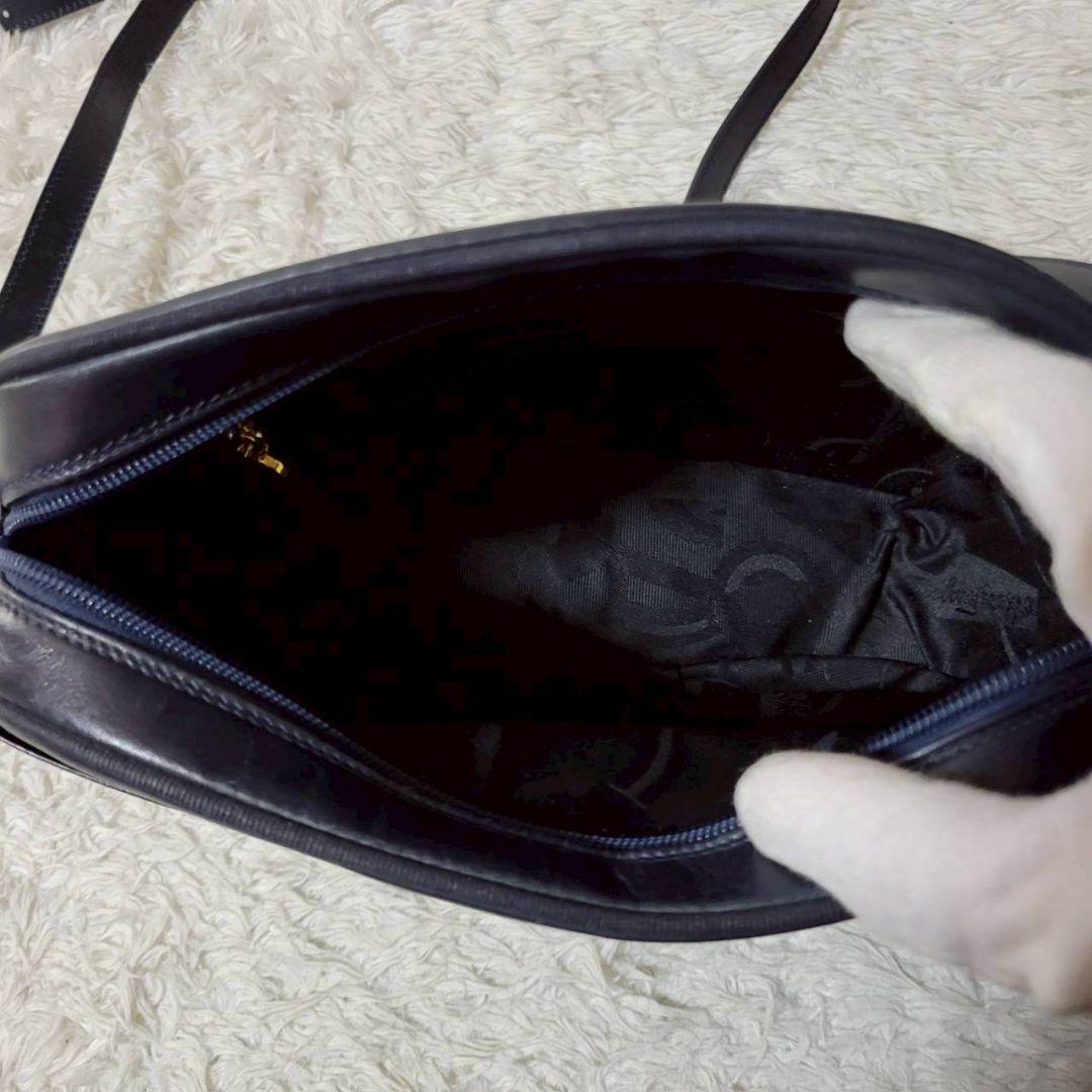 美品✨　サルヴァトーレフェラガモ　ショルダーバッグ　ヴァラリボン　ガンチーニ　紺