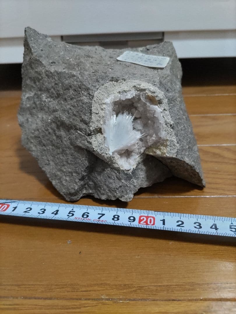 国産鉱物　愛媛県中予産　ソーダ沸石、ボドリオ石、方解石付き