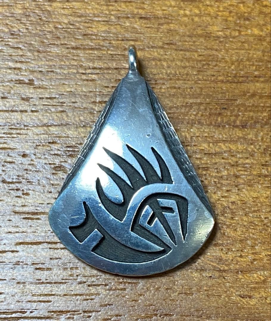 ホピ族 シルバーペンダントトップ ベアハンド柄 中古品 インディアンジュエリー