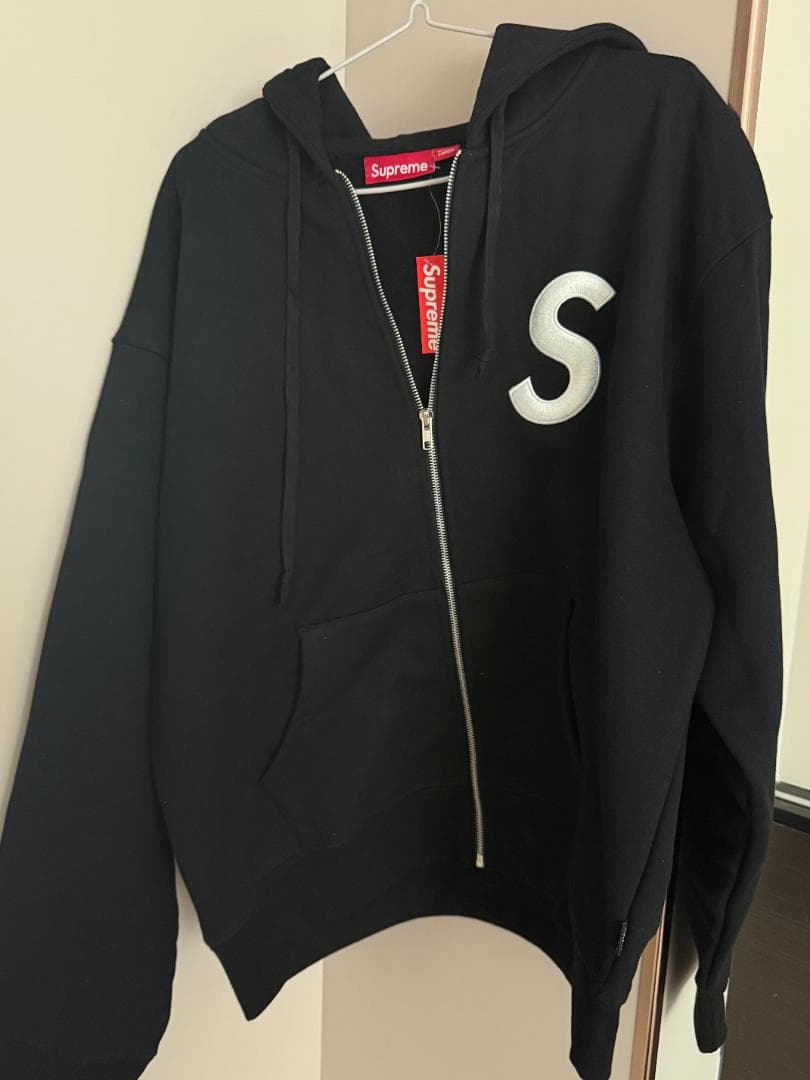 グレーのフルジップパーカー、刺繍のSロゴ付き