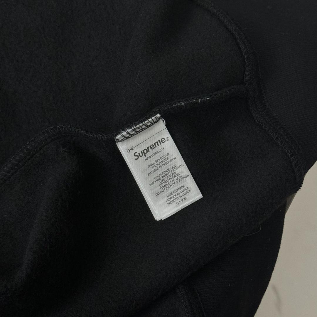 グレーのフルジップパーカー、刺繍のSロゴ付き