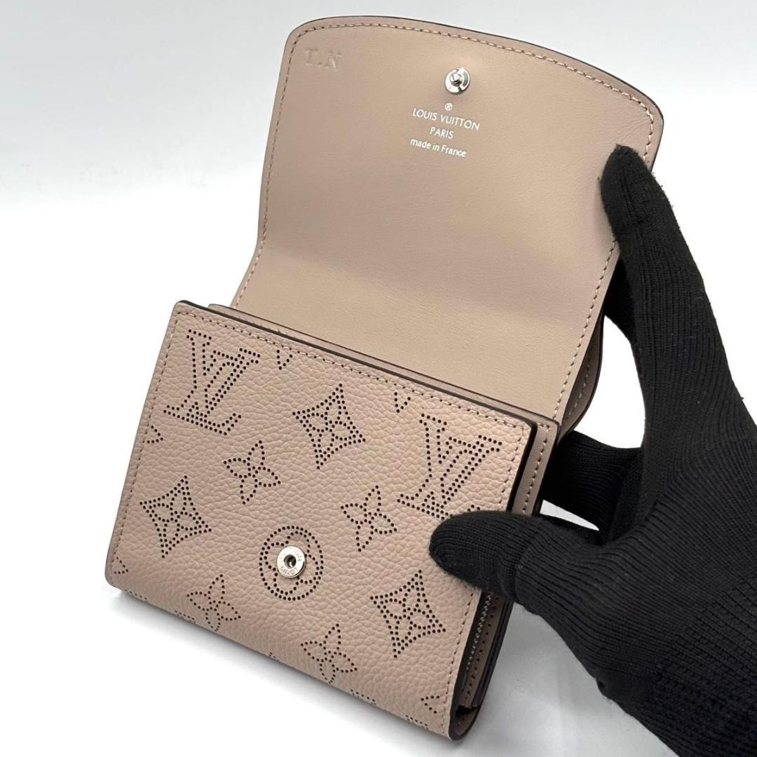 新品同様 ルイヴィトン 折り財布 マヒナ イリス コンパクト ガレ グレージュ