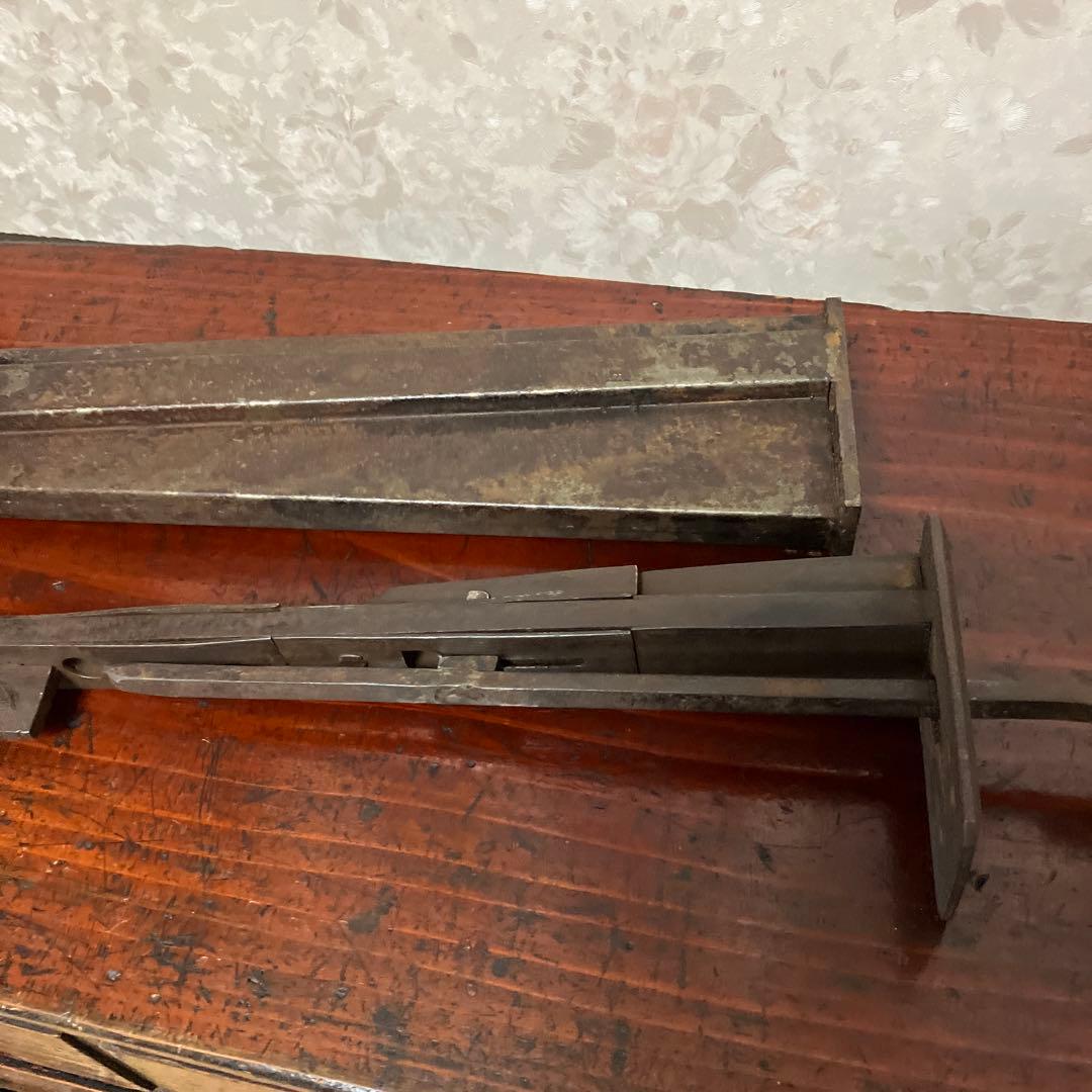 古い特大の錠前と鍵と思われますが果たして？