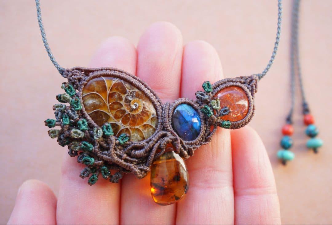 《森のかけら》アンモナイトと３種の石　マクラメ　ネックレス