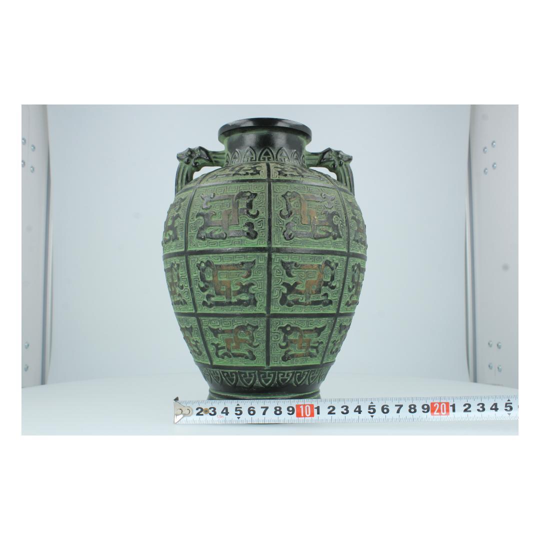 東洋風装飾花瓶 龍頭持ち手 金属工芸風 神獣文様 インテリア骨董調