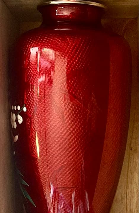 佐藤七宝店謹製　七宝花瓶　赤透四君子文　台座付　共箱入り　未使用