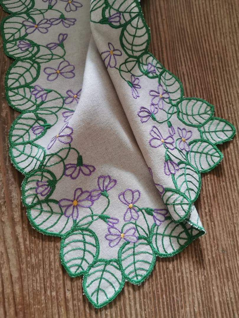 アンティーク/ヴィンテージ フランス 菫の葉と花のカットワーク刺繍 リネンクロス