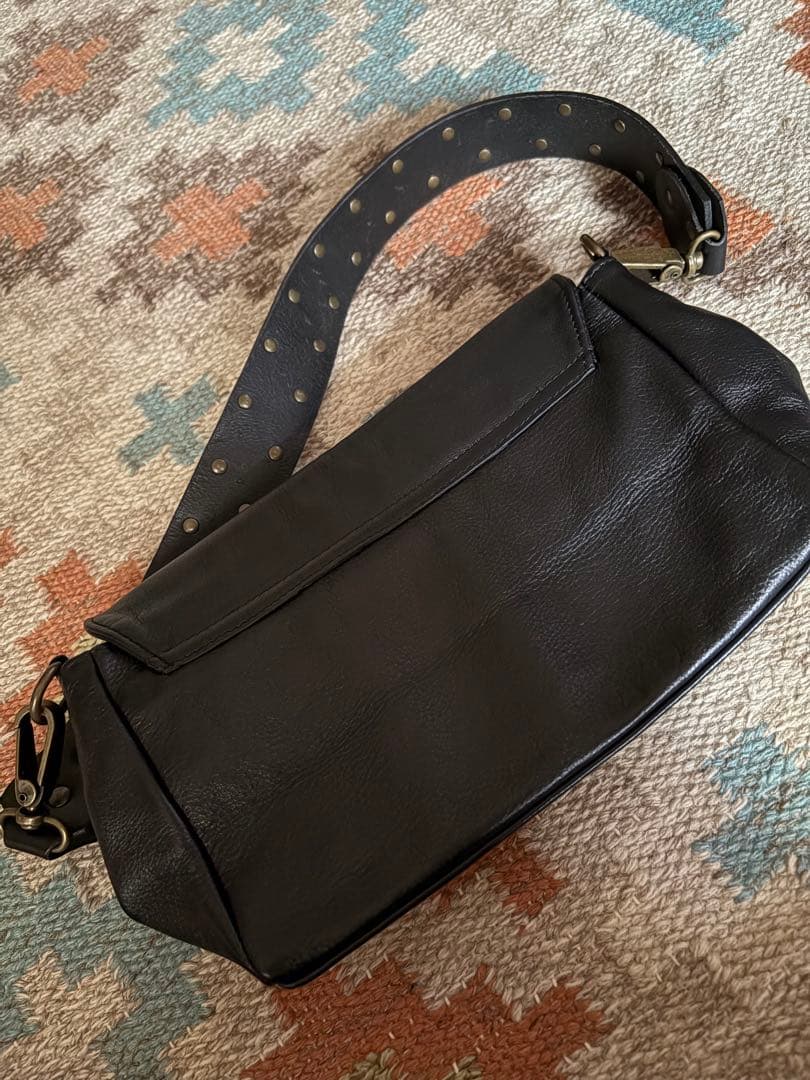 SOUS LES PAVÉS ブラックショルダーバッグ　フランス　カエル