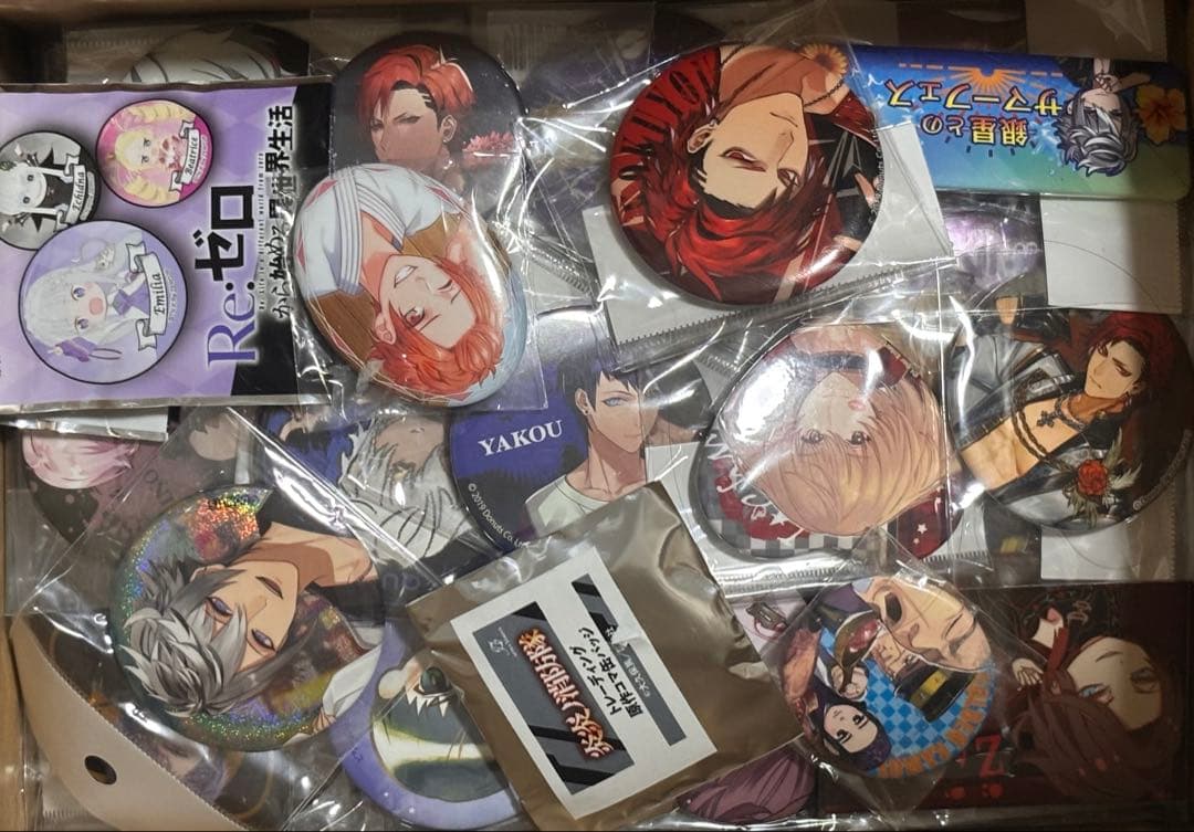 アニメグッズ　ノンジャンル　缶バッジ　まとめ売り　大量　60サイズ